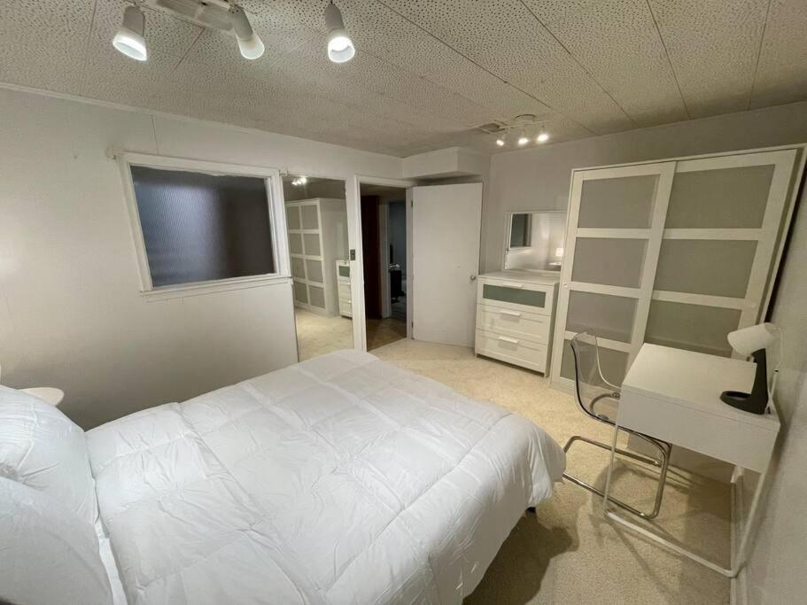 Lovely 2 Bedroom Basement Apartment In Toronto Extérieur photo