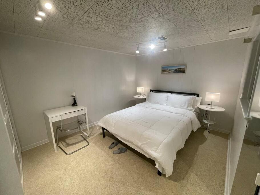Lovely 2 Bedroom Basement Apartment In Toronto Extérieur photo