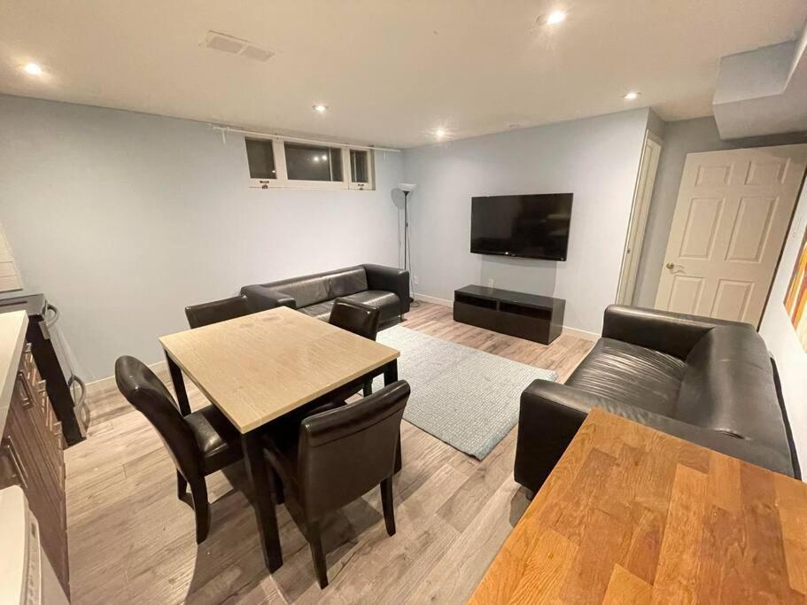Lovely 2 Bedroom Basement Apartment In Toronto Extérieur photo