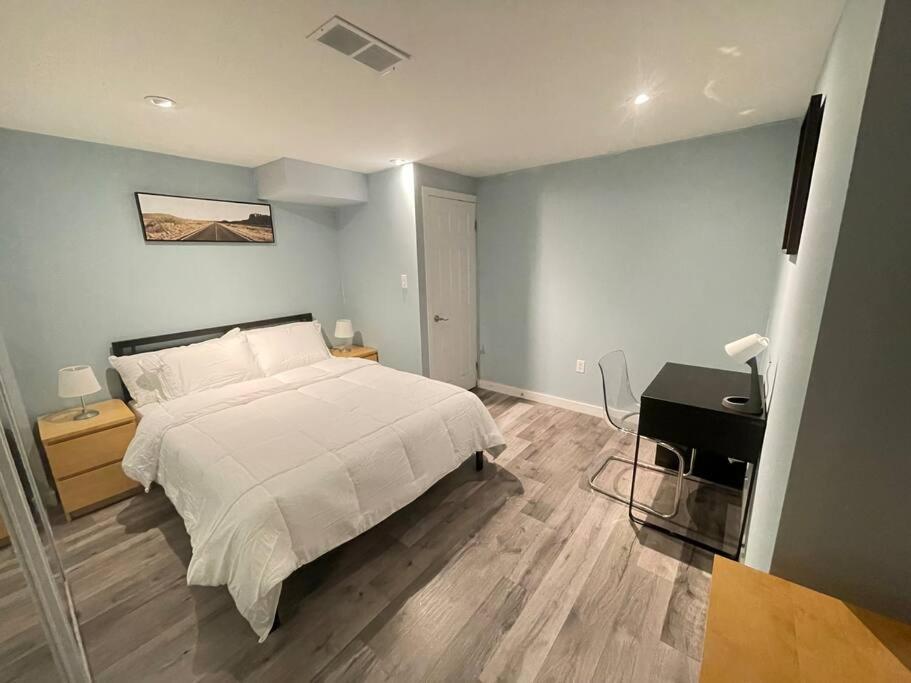 Lovely 2 Bedroom Basement Apartment In Toronto Extérieur photo