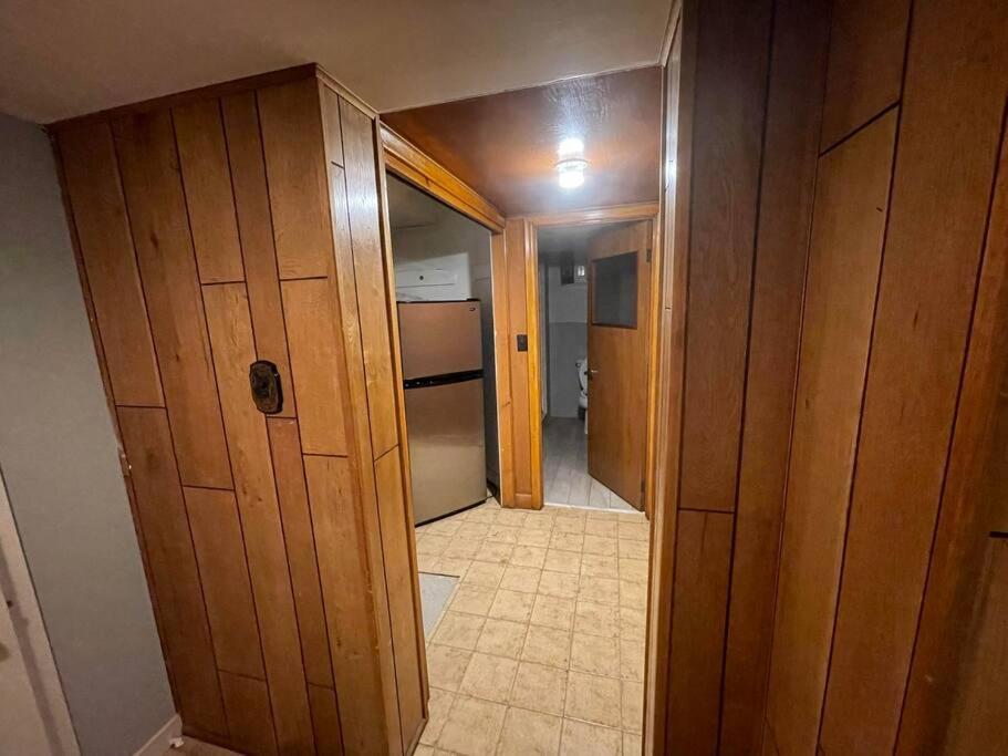 Lovely 2 Bedroom Basement Apartment In Toronto Extérieur photo