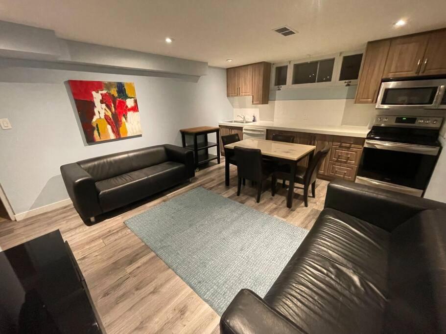 Lovely 2 Bedroom Basement Apartment In Toronto Extérieur photo