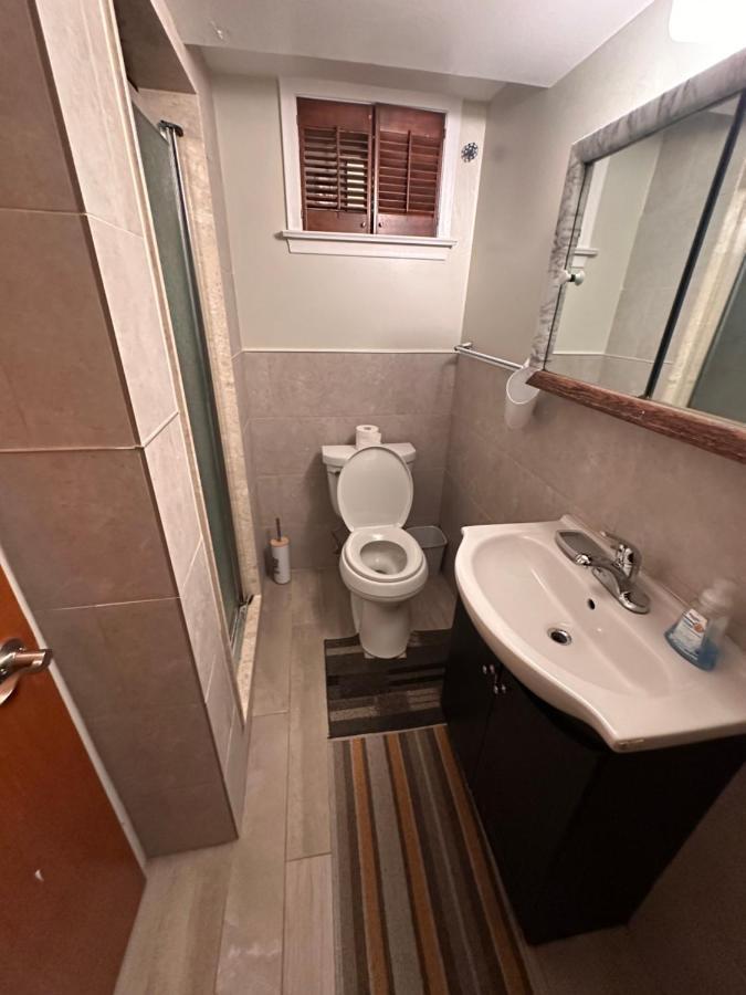 Lovely 2 Bedroom Basement Apartment In Toronto Extérieur photo